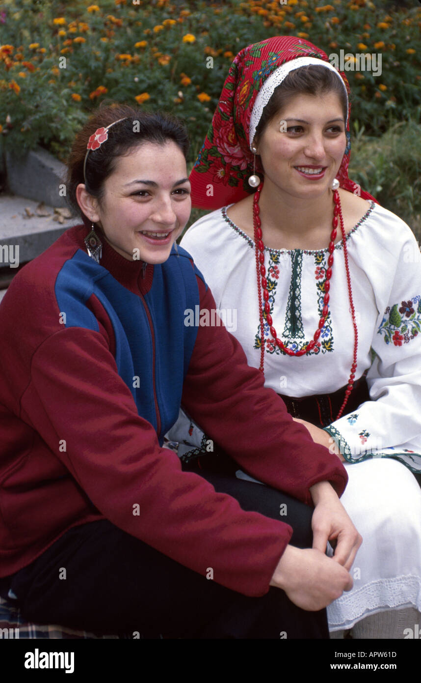 Moldavie,Europe de l'est,Europe,est,ex-Union soviétique Etat,URSS,Kishinev Chișinău,étudiants de l'université,tenue moderne,costume national,tenue Banque D'Images