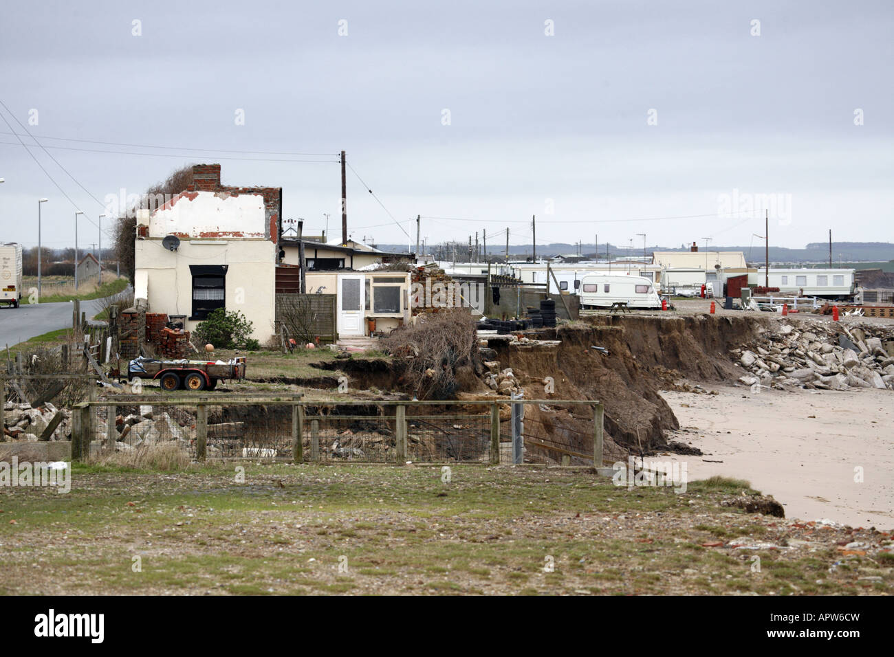 L'érosion côtière à l'écart de galets, Skipsea entraînant de graves dommages aux propriétés situées à proximité de la plage Banque D'Images