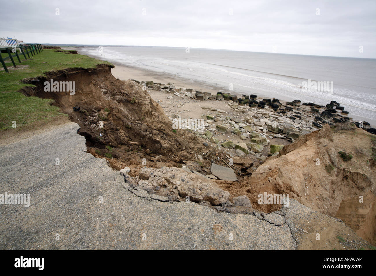 L'érosion côtière sur la côte du Yorkshire entre Bridlington et Hornsea. L'effondrement de la route Banque D'Images