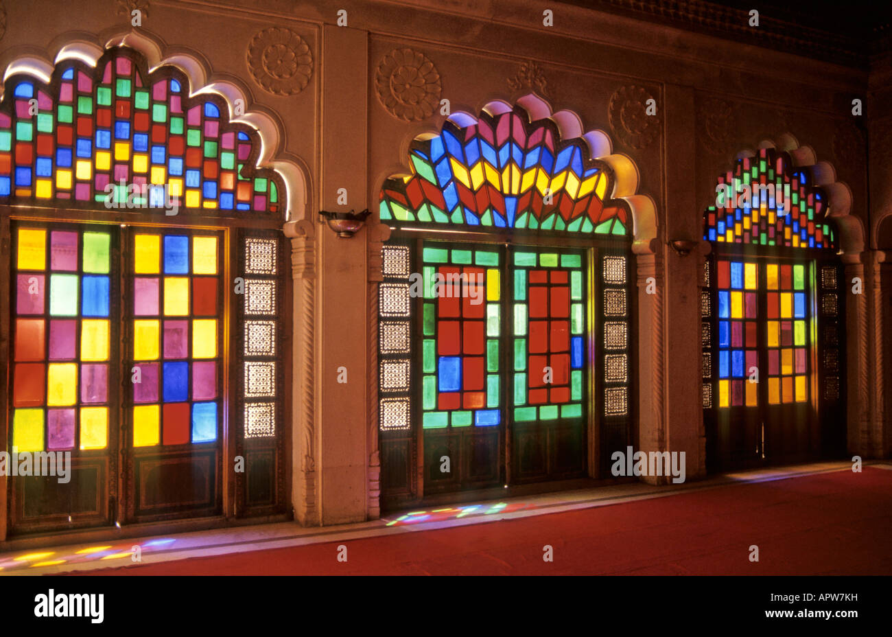 Vitraux dans la salle du trône de Maharaja au palais Mehrangarh, Jodhpur IN Banque D'Images