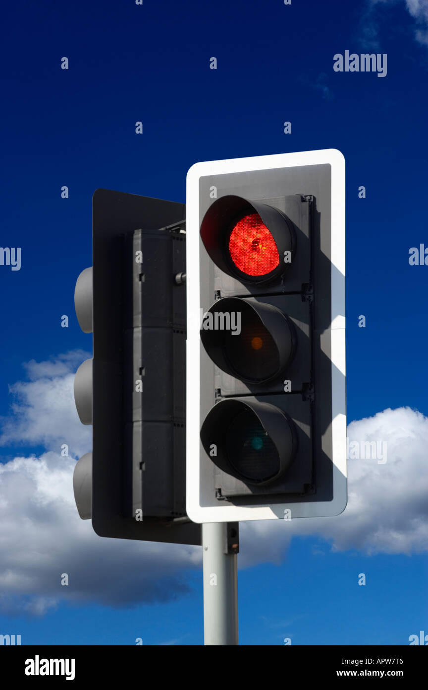 Feu de circulation routière avec CIEL BLEU Banque D'Images
