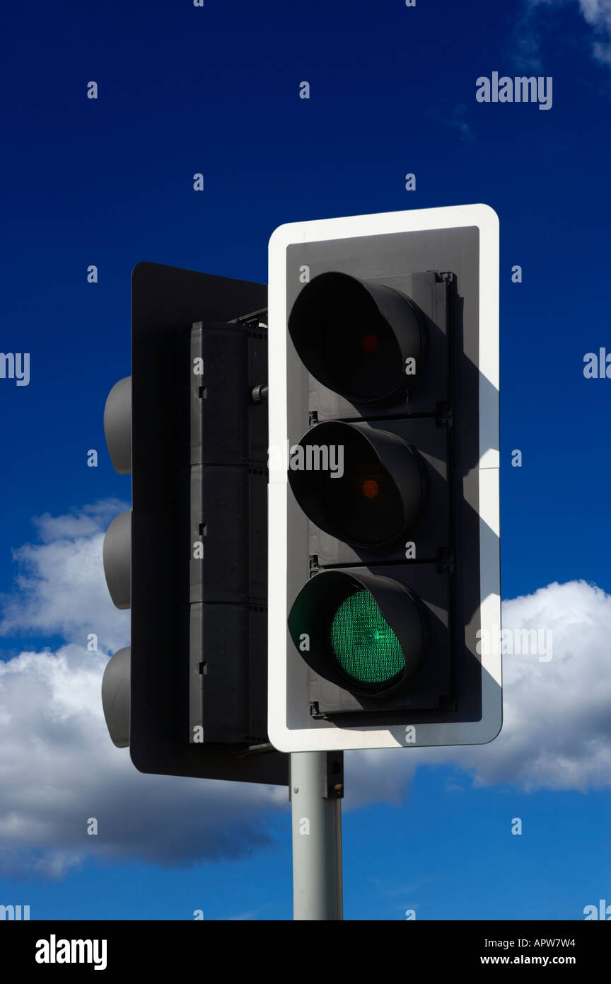 Feu de circulation routière avec CIEL BLEU Banque D'Images