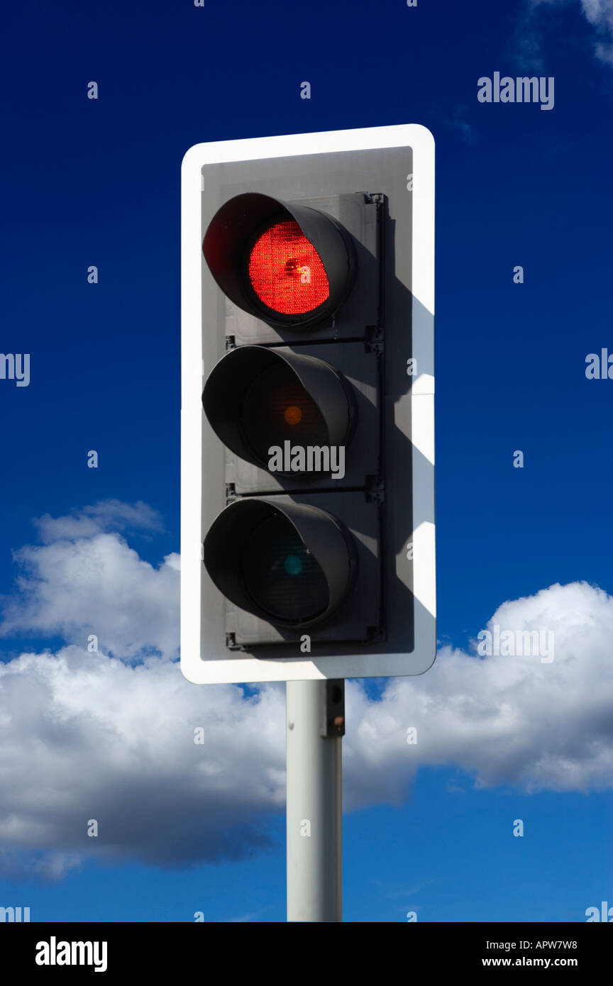 RED ROAD TRAFFIC LIGHT AVEC CIEL BLEU Banque D'Images