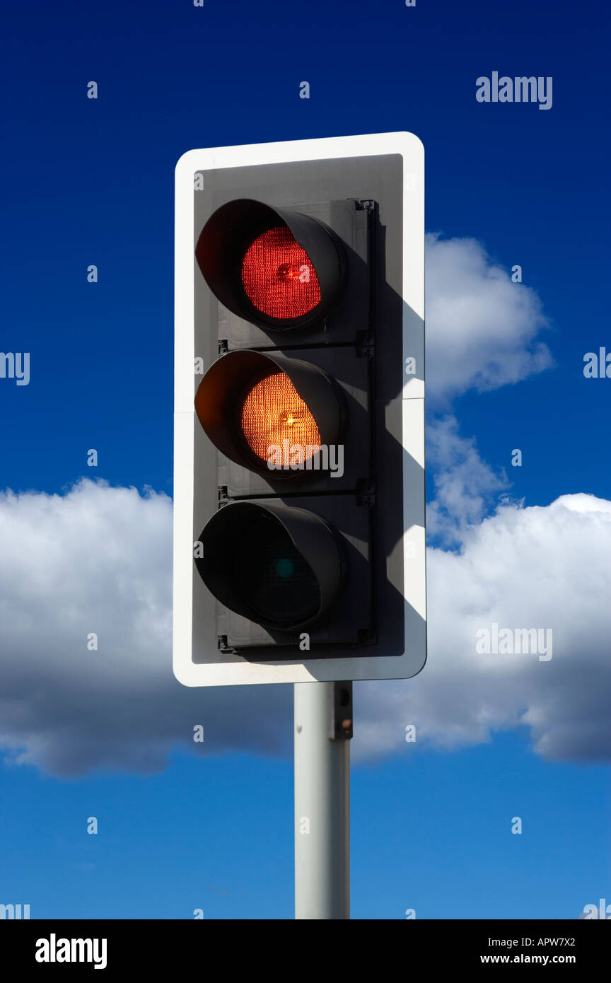 Feu de circulation routière avec CIEL BLEU Banque D'Images