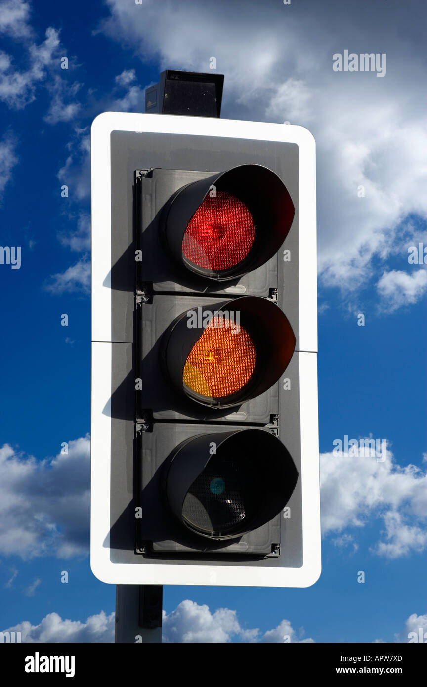 Route de l'ambre et rouge FEU AVEC CIEL BLEU Banque D'Images