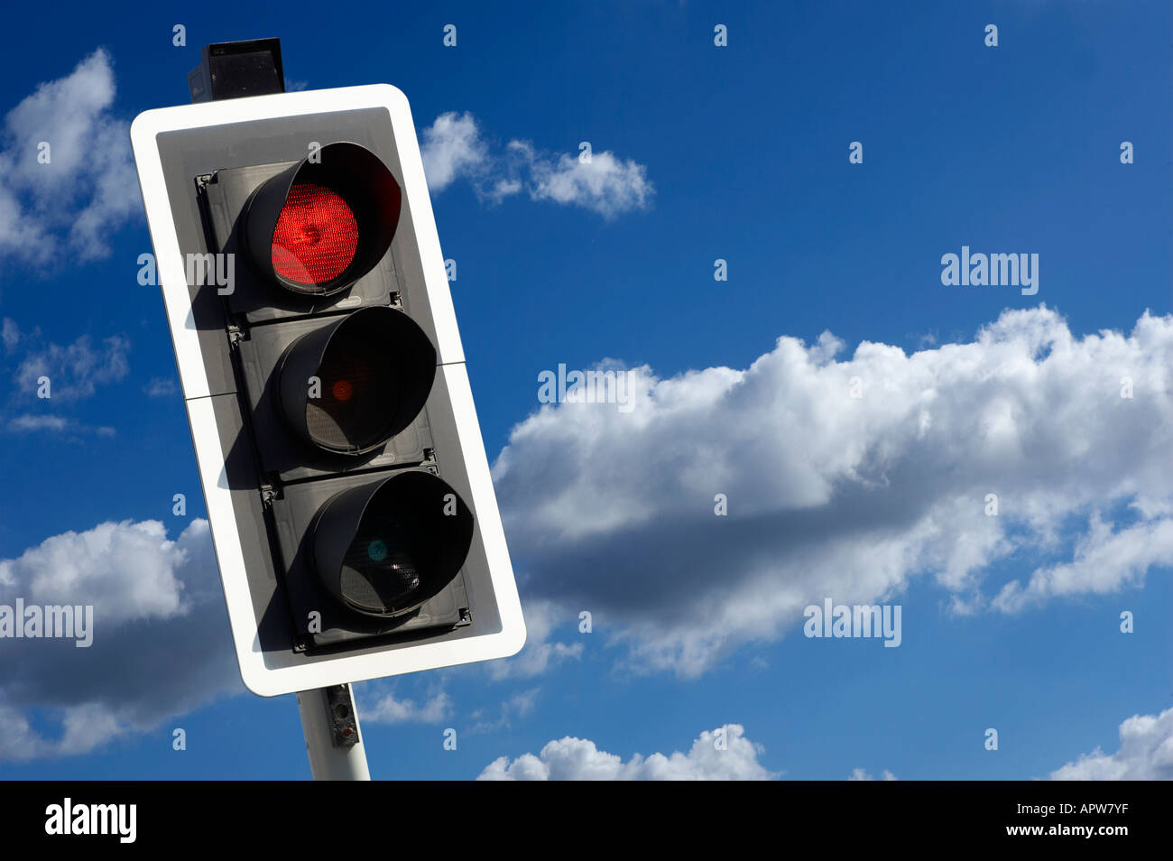 RED ROAD TRAFFIC LIGHT AVEC CIEL BLEU Banque D'Images