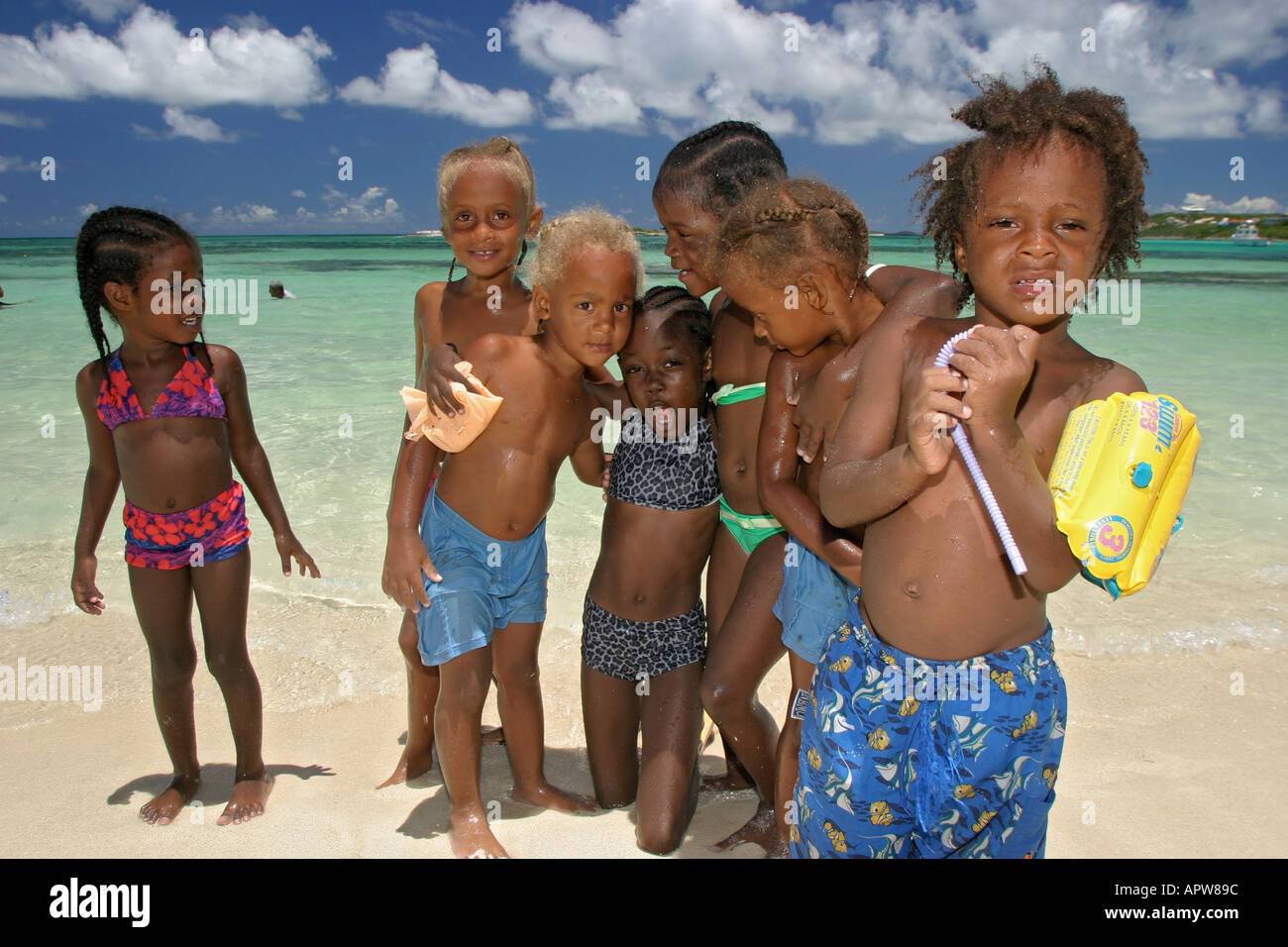 Des Enfants Jouant Sur La Plage De Island Harbour A L Exterieur De L Ile D Anguilla Dans Les Caraibes Antilles Photo Stock Alamy