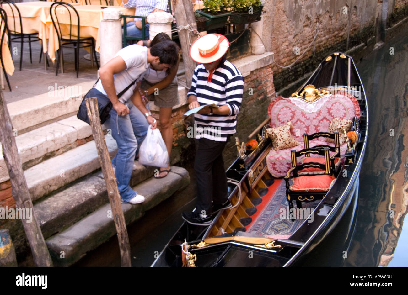 Utile Gondolier à Venise (01), les touristes n'ont montré une carte, Italie Banque D'Images