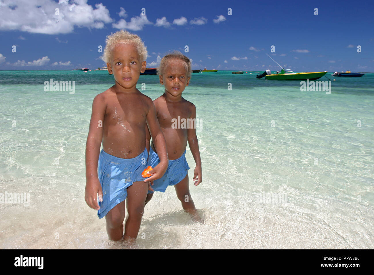Des Enfants Jouant Sur La Plage De Island Harbour A L Exterieur De L Ile D Anguilla Dans Les Caraibes Antilles Photo Stock Alamy
