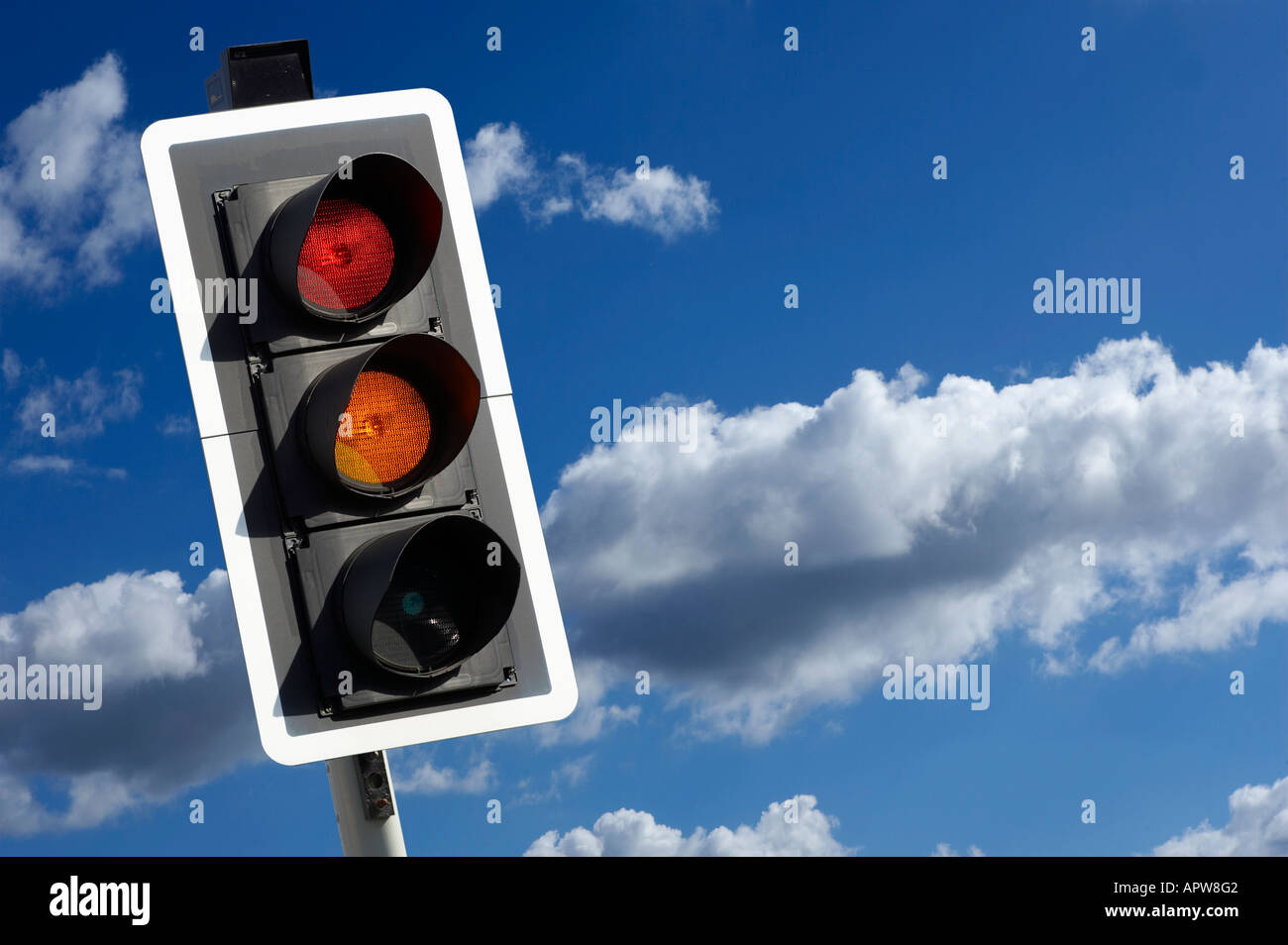 Route de l'ambre et rouge FEU AVEC CIEL BLEU Banque D'Images