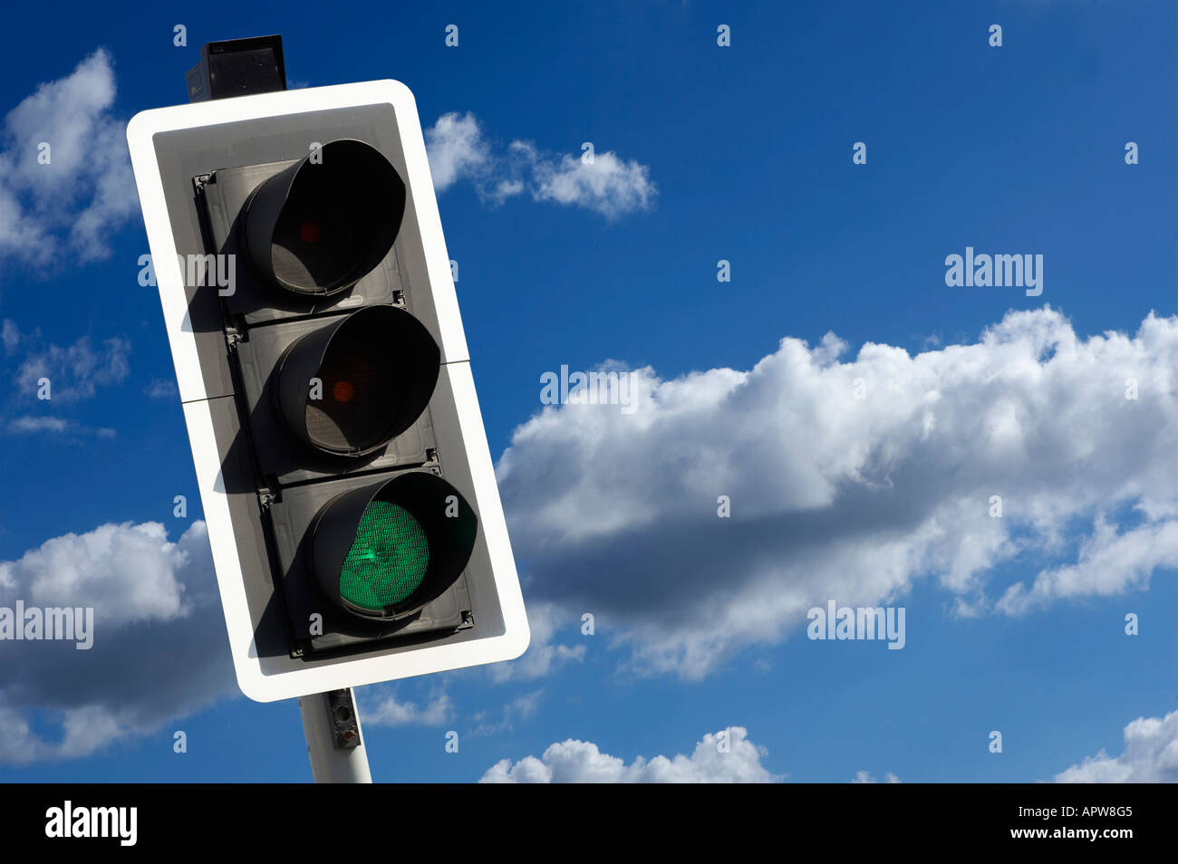 Le trafic routier vert lumière AVEC CIEL BLEU Banque D'Images