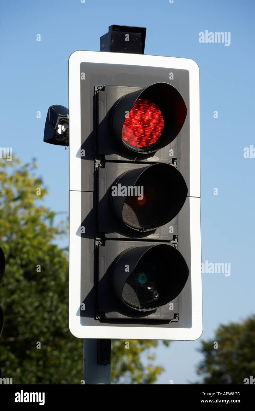 RED ROAD TRAFFIC LIGHT AVEC CIEL BLEU Banque D'Images