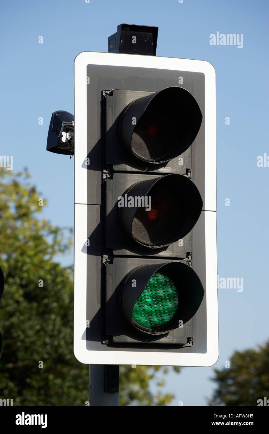 Le trafic routier vert lumière AVEC CIEL BLEU Banque D'Images