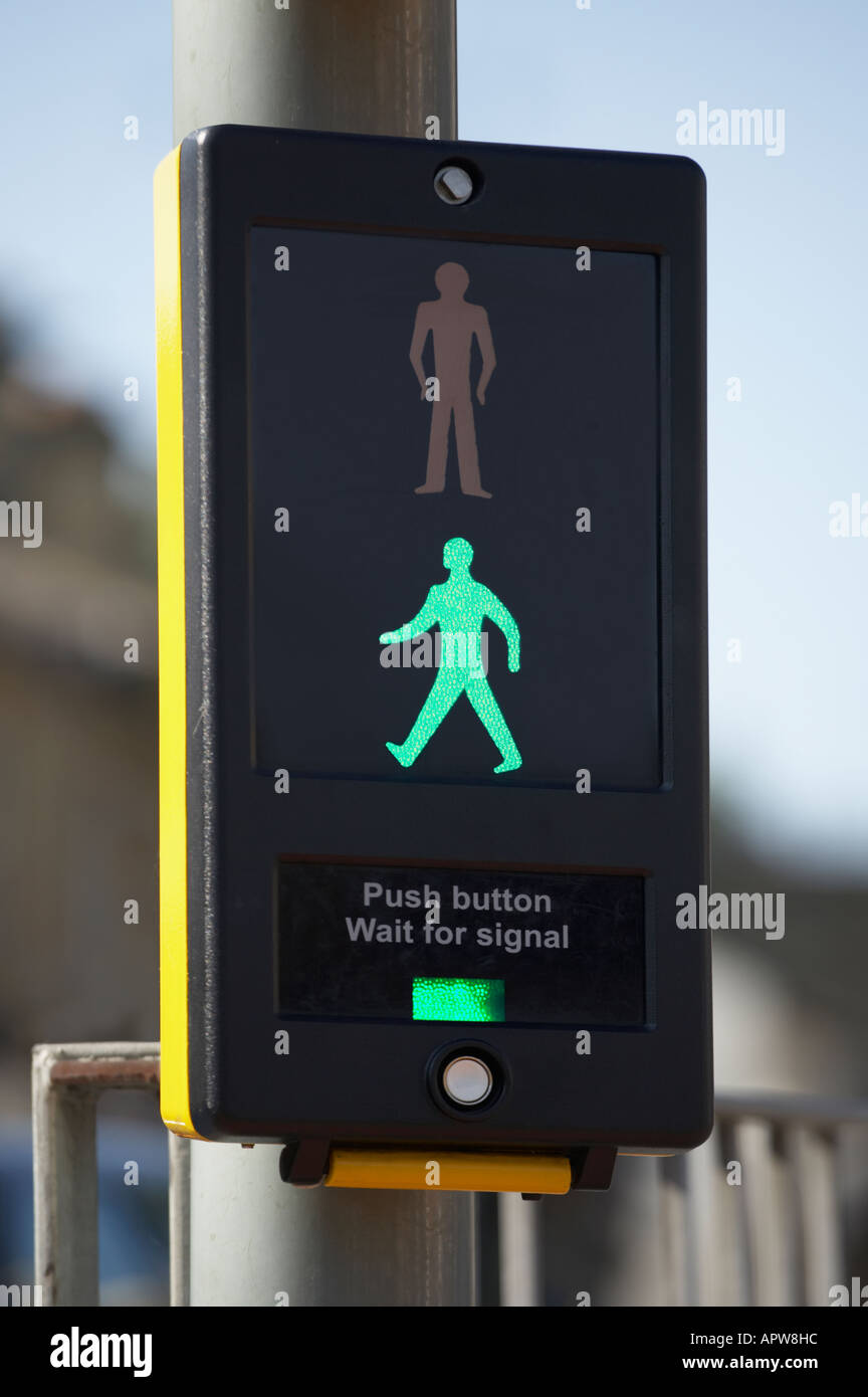 Passage pour piétons, BOÎTIER DE COMMANDE AVEC L'icône de l'homme VERT ET BLEU CIEL Banque D'Images