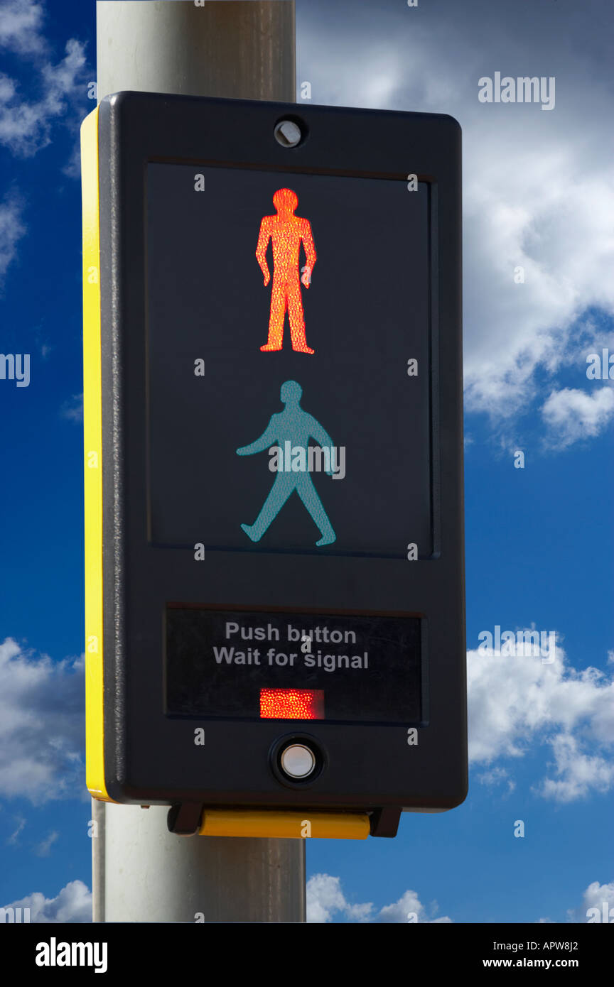 Passage pour piétons, BOÎTIER DE COMMANDE AVEC L'HOMME ET DE L'icône rouge lumineux CIEL BLEU Banque D'Images