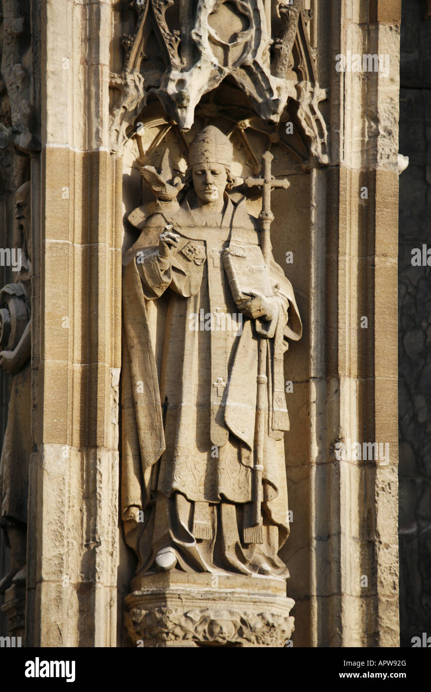 Statue sculptée du Pape Grégoire le Grand sur la face ouest de Beverley Minster, Yorkshire, Angleterre Banque D'Images