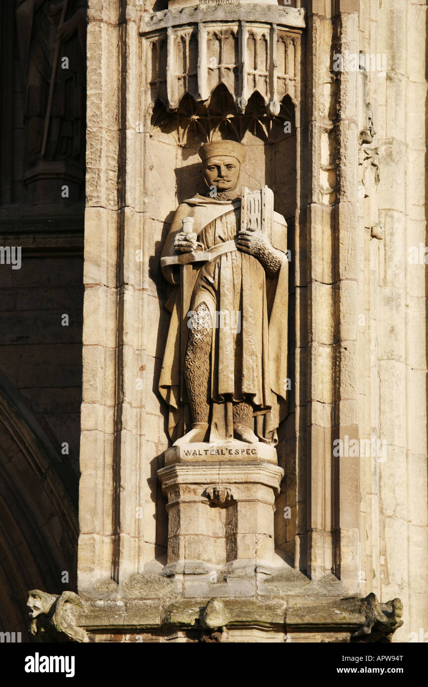 Statue de Walter L'Espec, fondateur de Kirkham et abbayes Rievaulx sur face ouest de Beverley Minster Banque D'Images