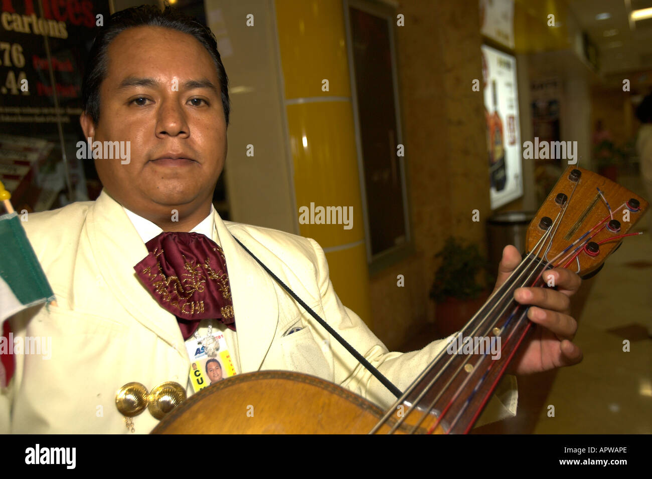 Musicien Mariachi joue la guitare acoustique de base Cancun Mexique Banque D'Images