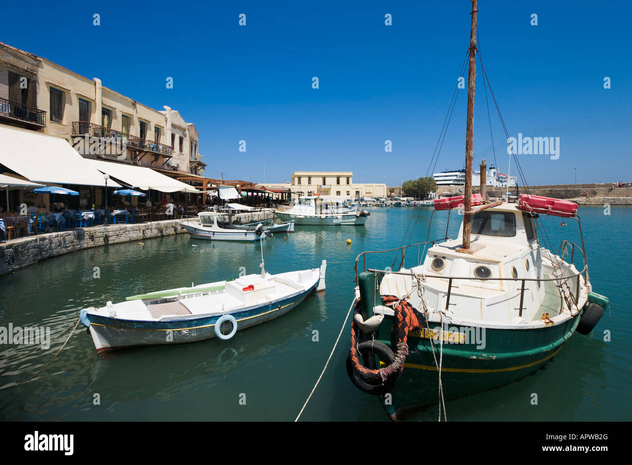 Les bateaux de pêche et de tavernes dans le vieux port vénitien, Rethimnon, Côte Nord, Crète, Grèce Banque D'Images