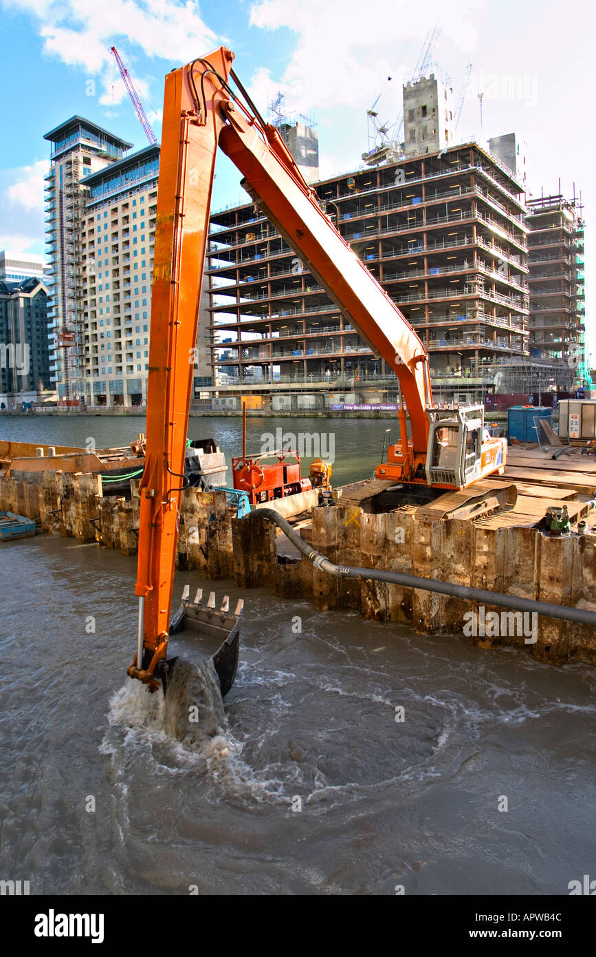 Les quais de dragage dans l'East London Canary Wharf Banque D'Images