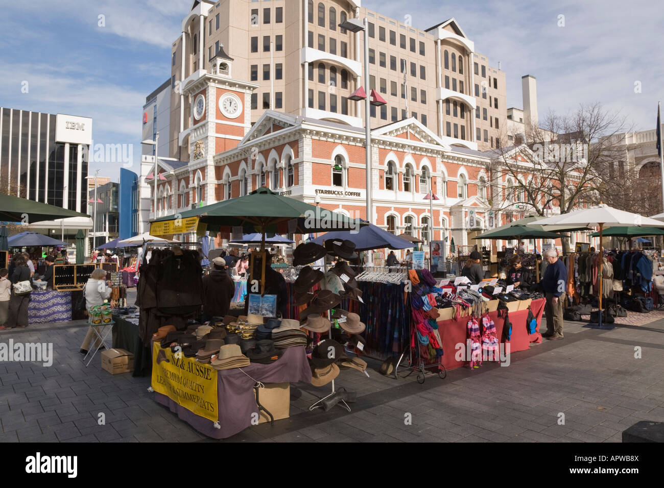 Christchurch Nouvelle-zélande Île du Sud, les étals de marché en plein air mai chapeau dans 'la place de la Cathédrale" occupé avec les gens Banque D'Images