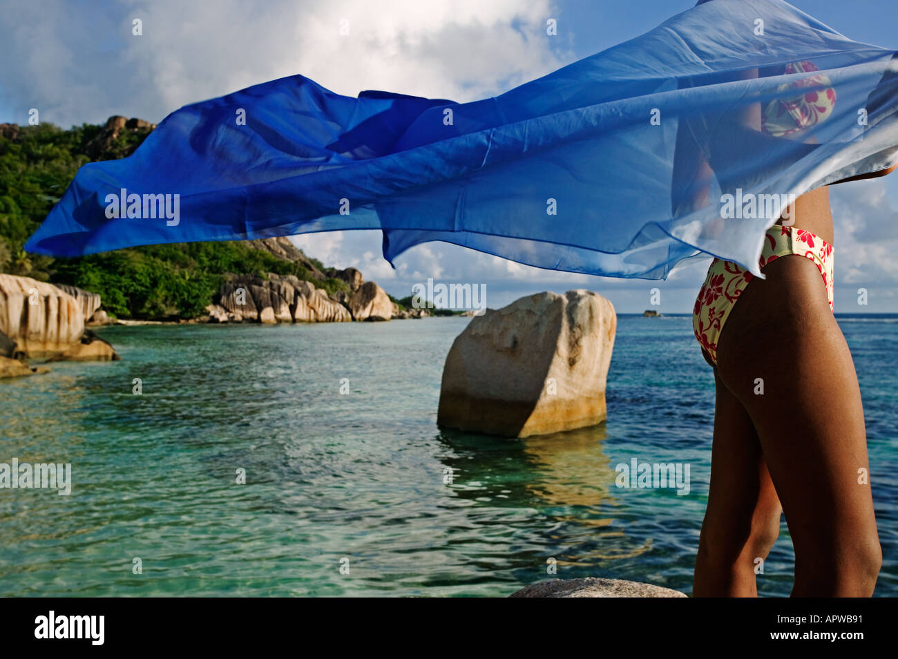 Femme avec sarong sur modèle plage Anse Source d'argent parution beach l'île de La Digue Seychelles Banque D'Images