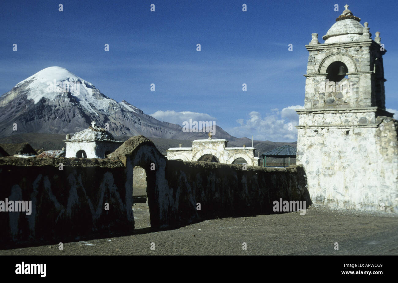 Clocher de l'église de Lagunas en face de la la Nevado Sajama.Parque Nacional Sajama (Bolivie). Banque D'Images