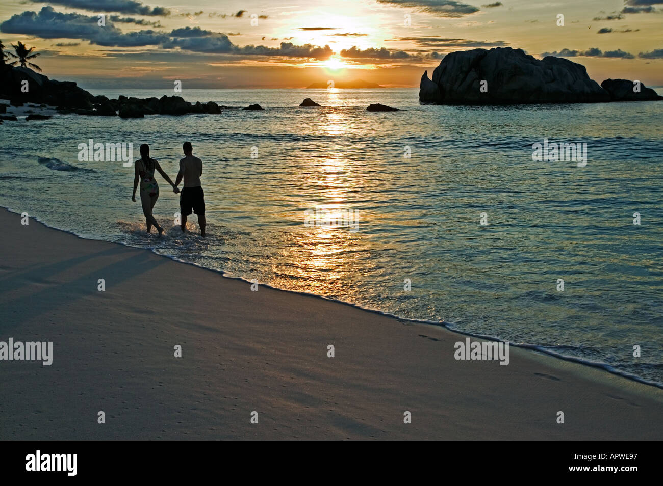 Les gens sur la plage au coucher du soleil parution Modèle Seychelles Cousine Island Banque D'Images