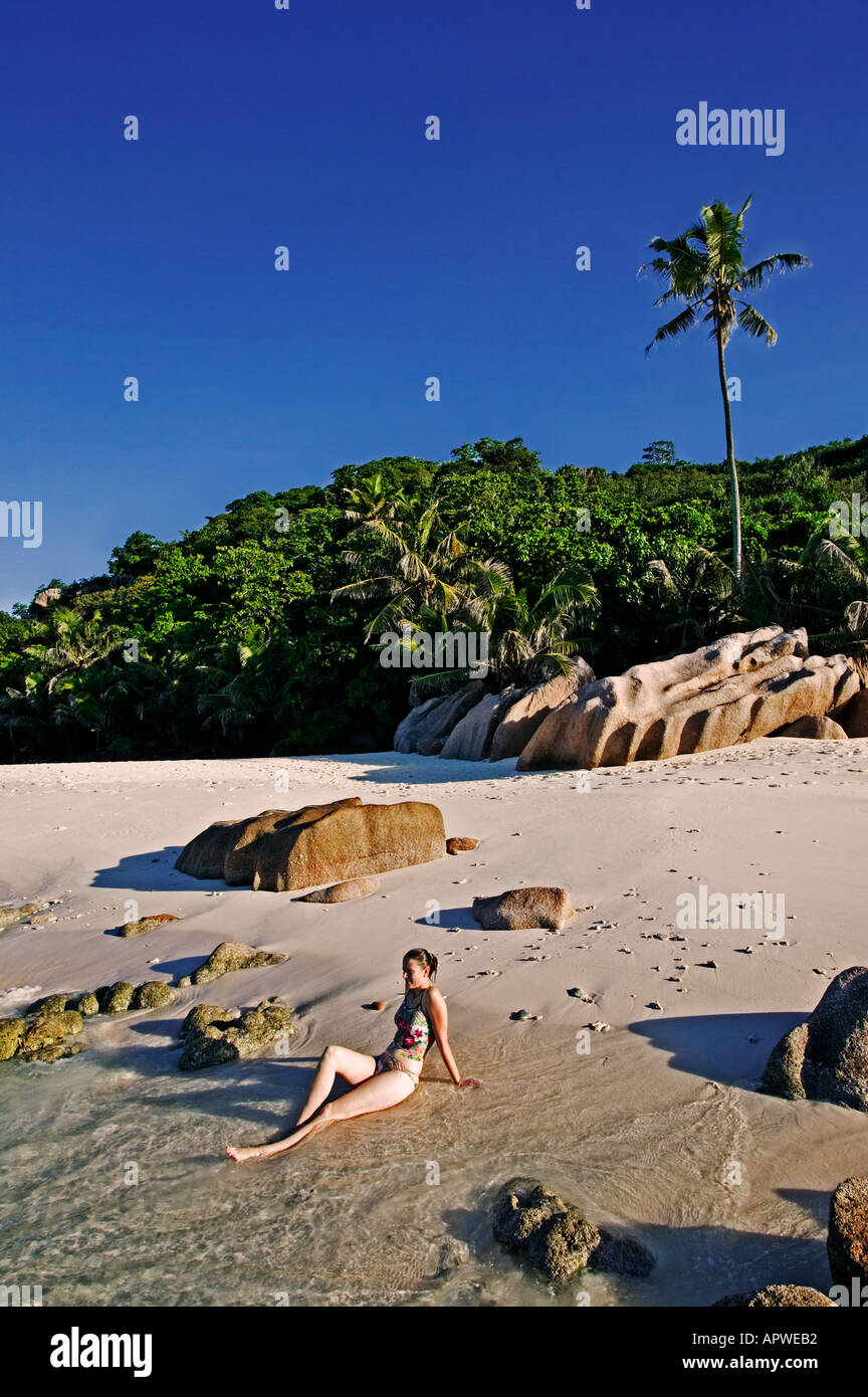 Woman relaxing on beach parution Modèle Seychelles Cousine Island Banque D'Images