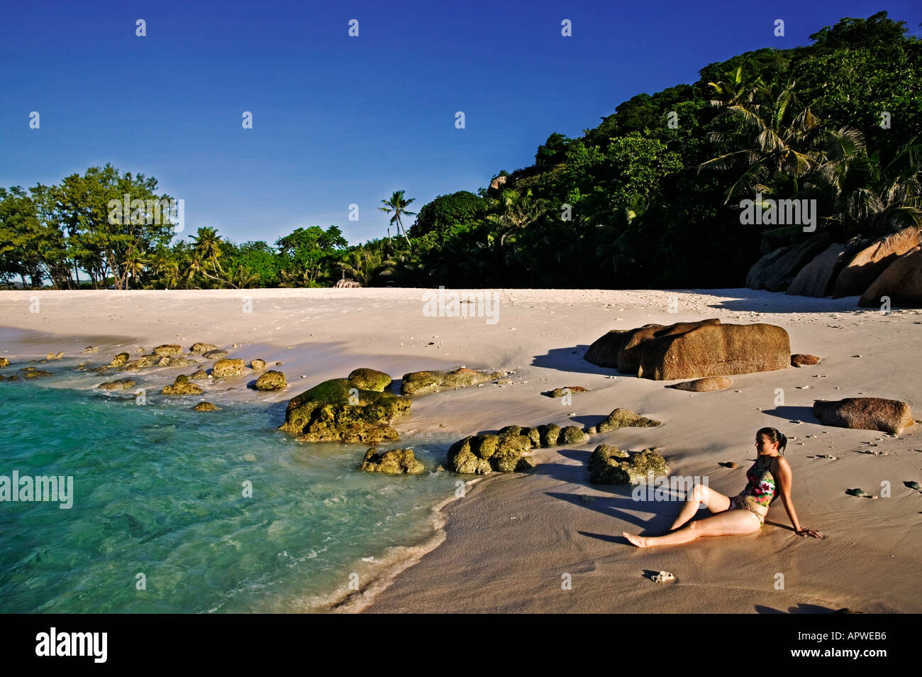 Woman relaxing on beach Seychelles Cousine Island Banque D'Images