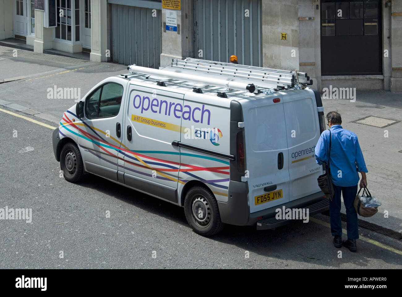British Telecom BT Openreach technicien service portant son sac à outils de  Vauxhall Vivaro van Photo Stock - Alamy