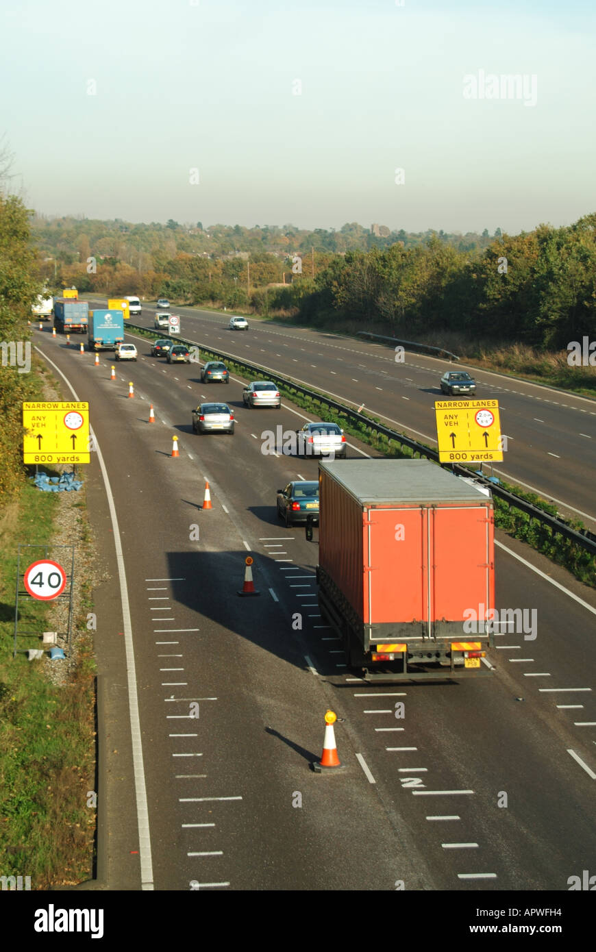 Trafic sur la route principale A12, les panneaux d'avertissement de contournement d'Ingatestone et les cônes de fermeture de voie, radars de vitesse, marquages routiers à l'approche des travaux routiers Essex England UK Banque D'Images