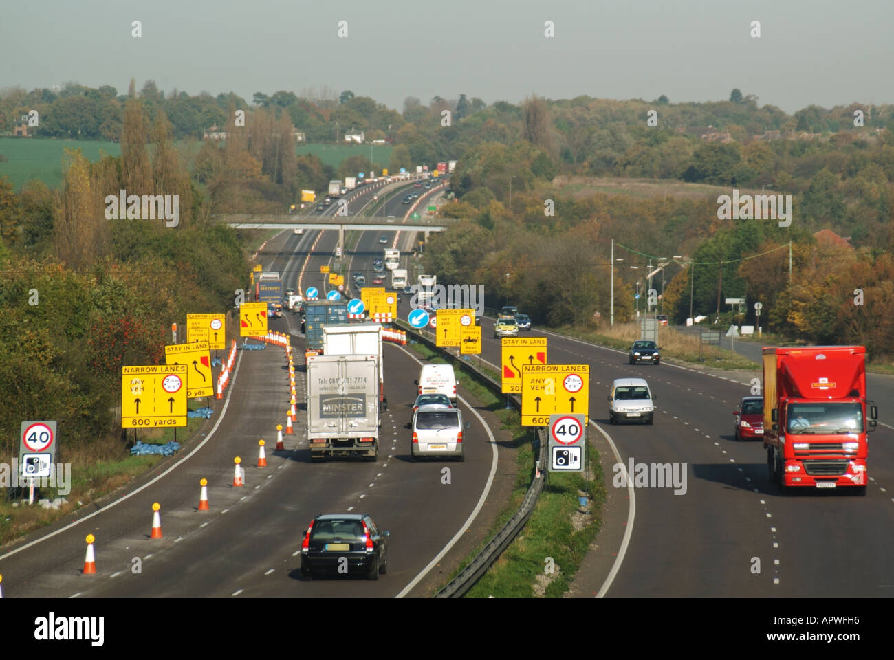 Trafic sur la route principale A12 Ingatestone contournement de la vitesse caméra panneau d'avertissement et changement de voie jaune panneaux cônes marques près de travaux de route Essex Angleterre Royaume-Uni Banque D'Images
