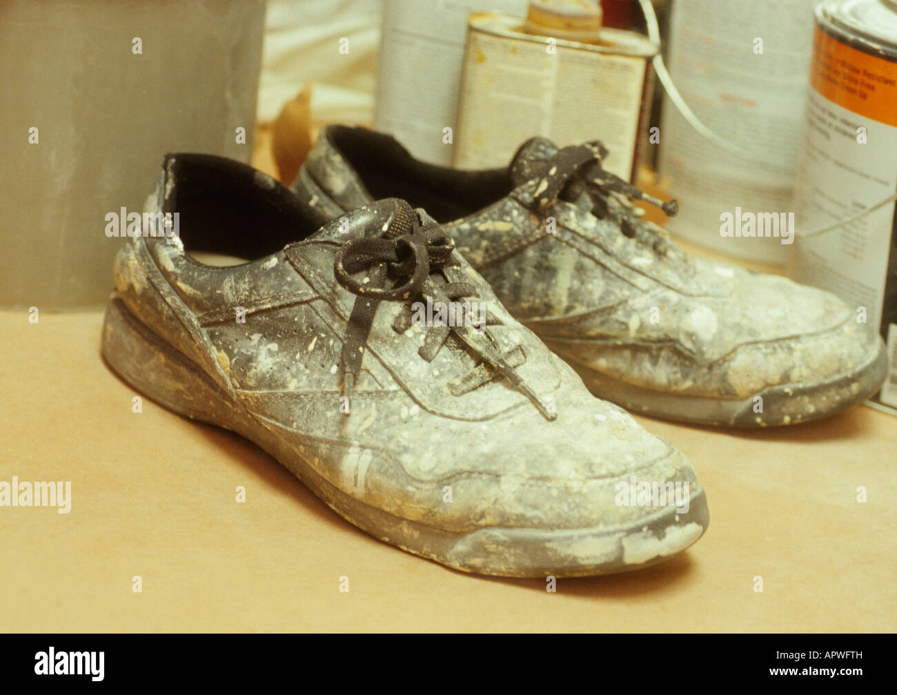La peinture de Housepainter a éclaboussé l'ancien usé de près des chaussures. Encore la vie Banque D'Images