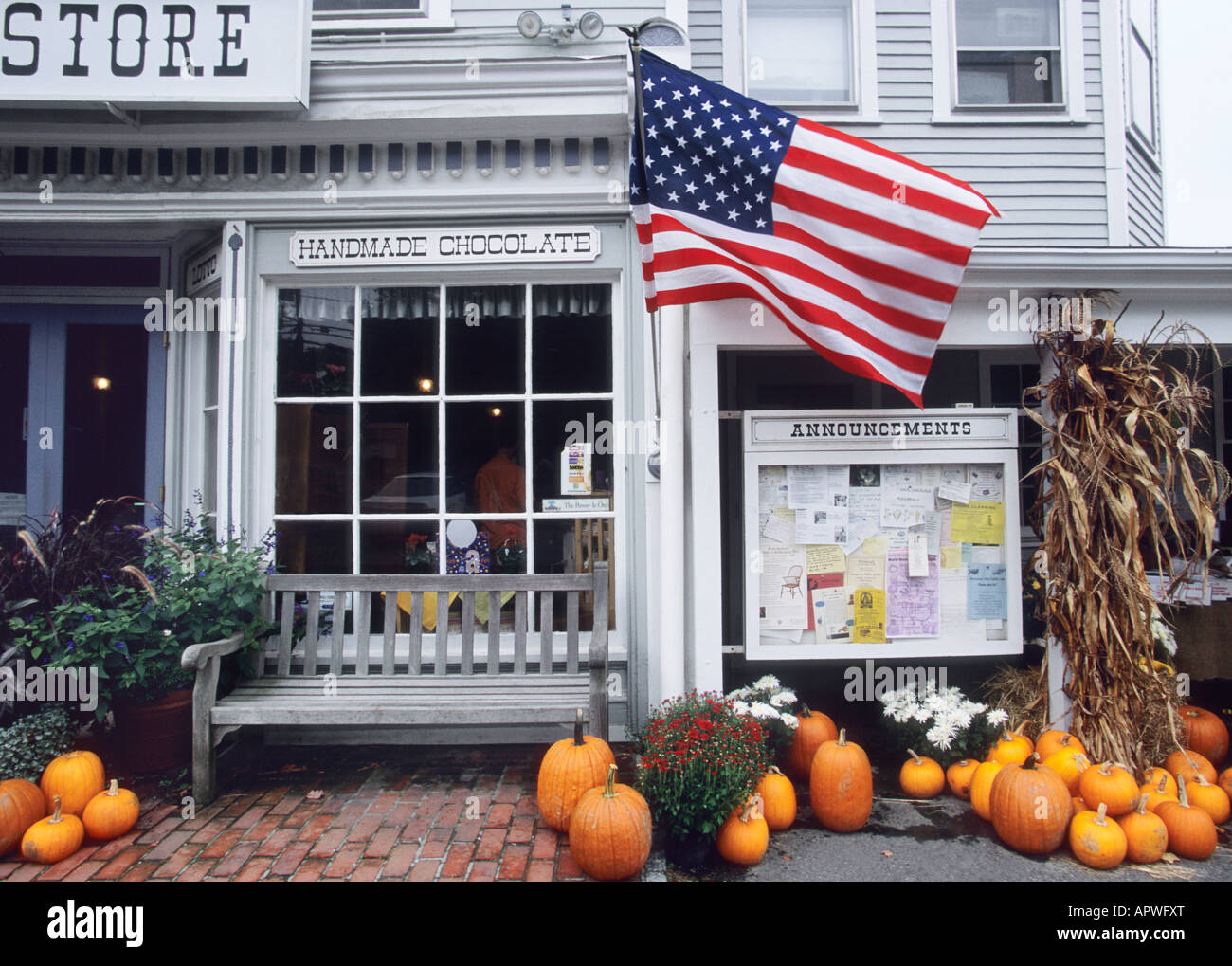 Magasin général de campagne dans la petite ville des États-Unis. Drapeau américain et décorations d'automne saisonnières au Connecticut, en Nouvelle-Angleterre, aux États-Unis Banque D'Images