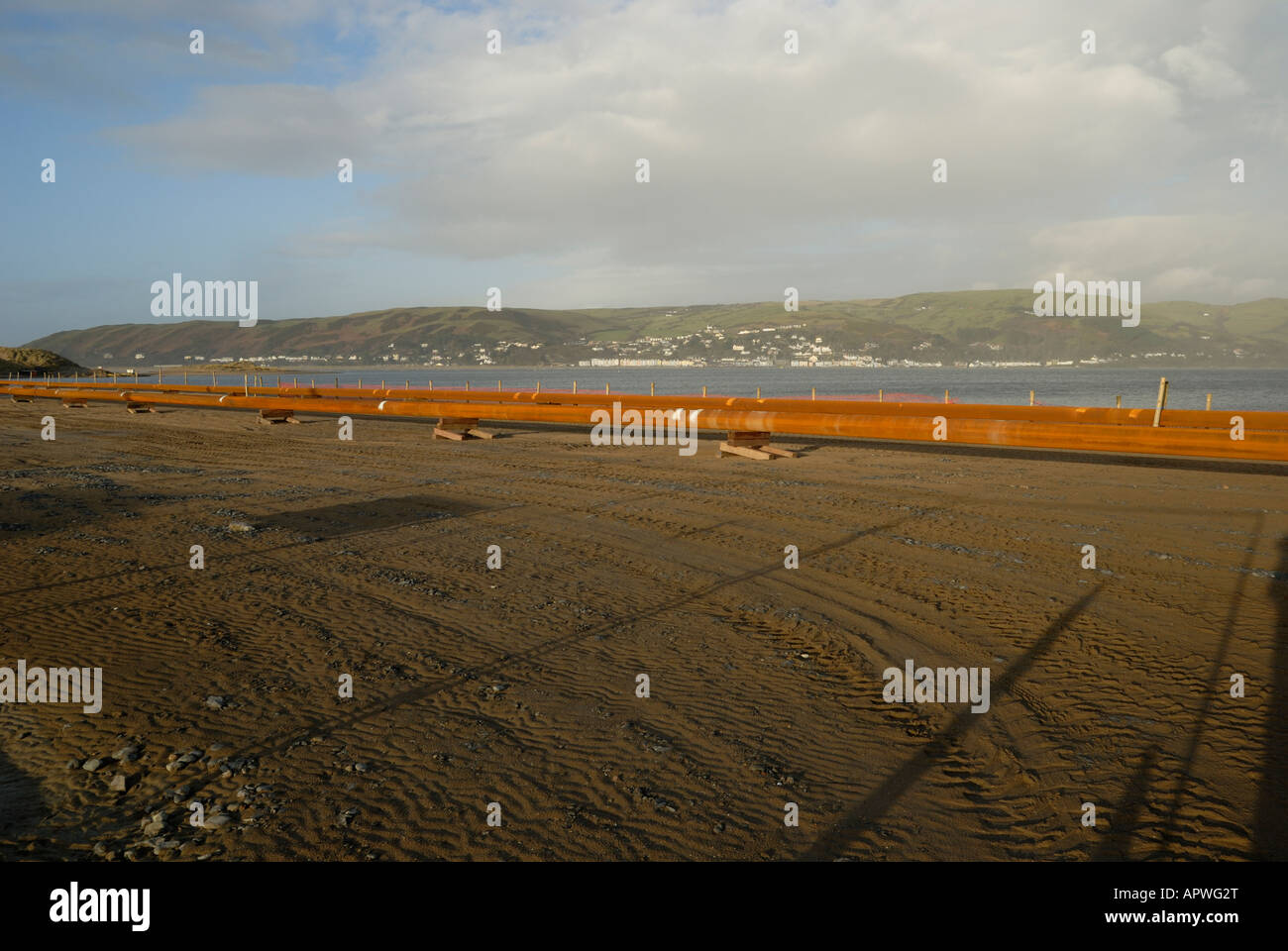 Énoncés de la tuyauterie pour le blindage des câbles d'électricité à haute tension pour être coulé sous l'embouchure de l'estuaire Dyfi Banque D'Images Énoncés de la tuyauterie pour le blindage des câbles d'électricité à haute tension pour être coulé sous l'embouchure de l'estuaire Dyfi Banque D'Images