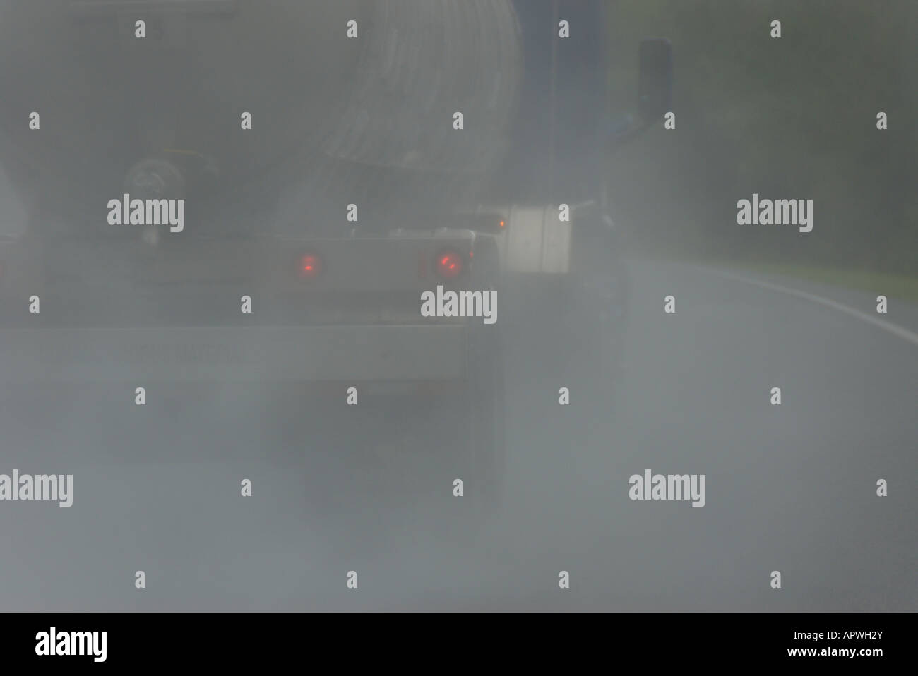 Le mauvais temps et la pluie sur l'autoroute de pulvérisation des conditions de conduite dangereuses flou-eau pulvérisée obscurcit la vision Banque D'Images