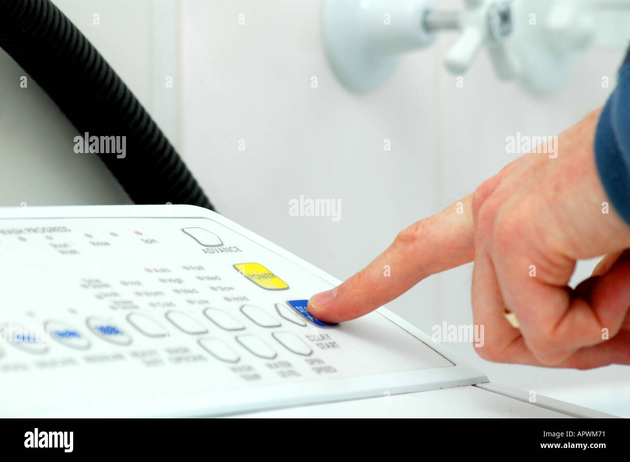 Faire le linge, mettre le lave-linge. Banque D'Images