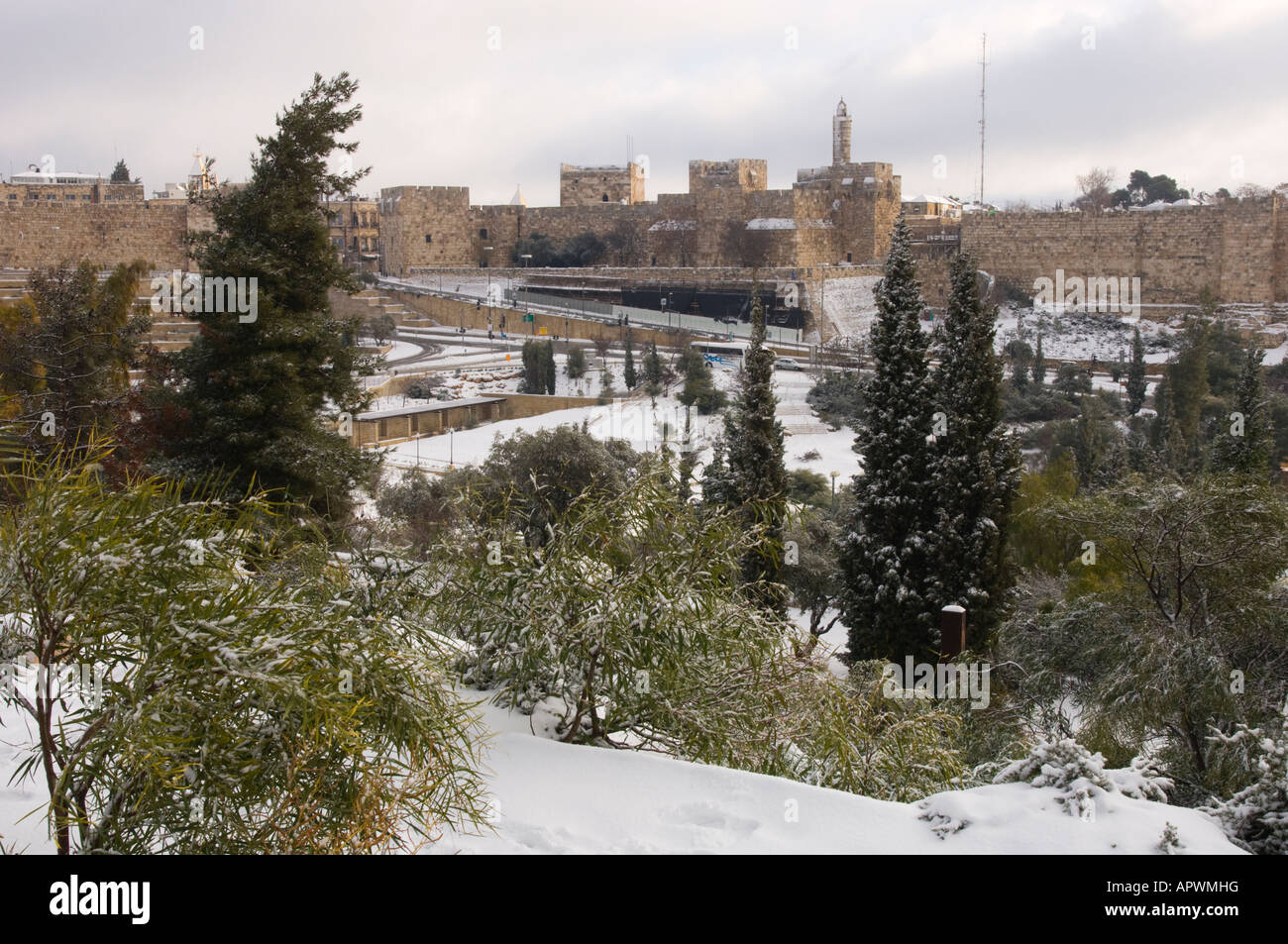 Israël Jérusalem Vieille ville citadelle de David voir de loin le matin neigeux avec des arbres en frgd Banque D'Images