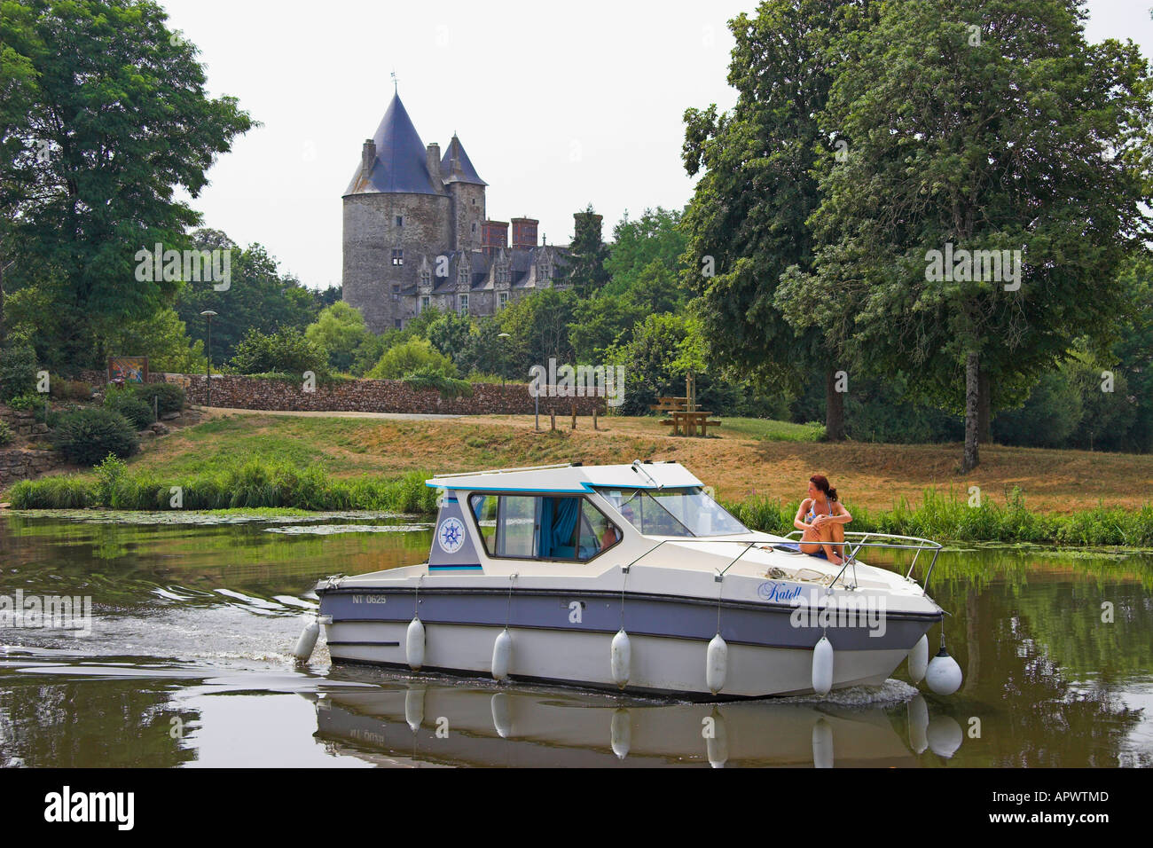 Bateau sur le Canal de Nantes à Brest à Blain et vue sur Château de Blain, Ille et Vilaine, Bretagne, France Banque D'Images