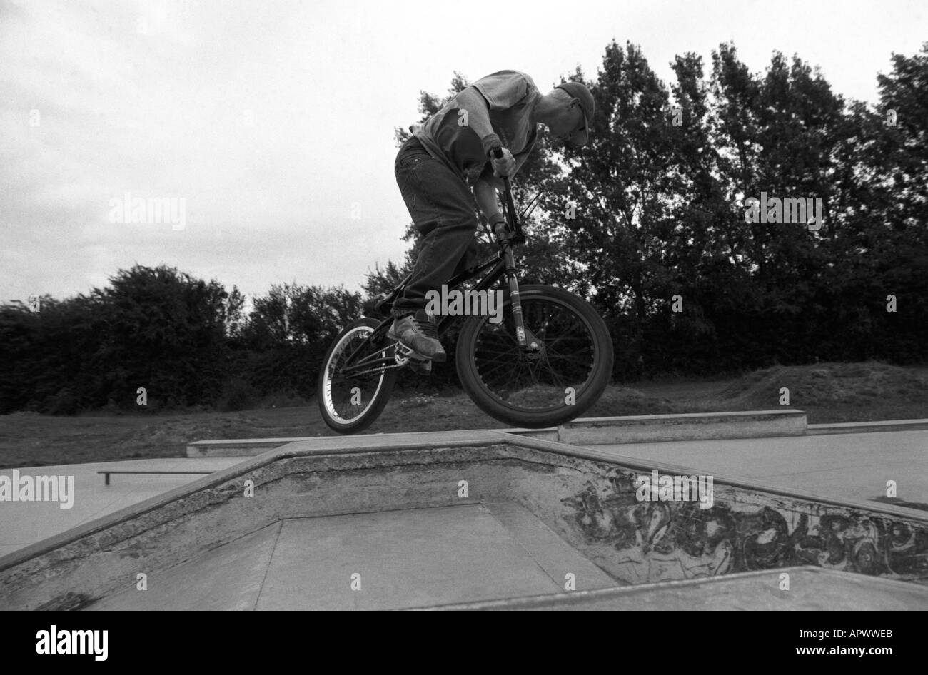 Un jeune rider BMX faisant des tours au Skate Park de Wantage Banque D'Images