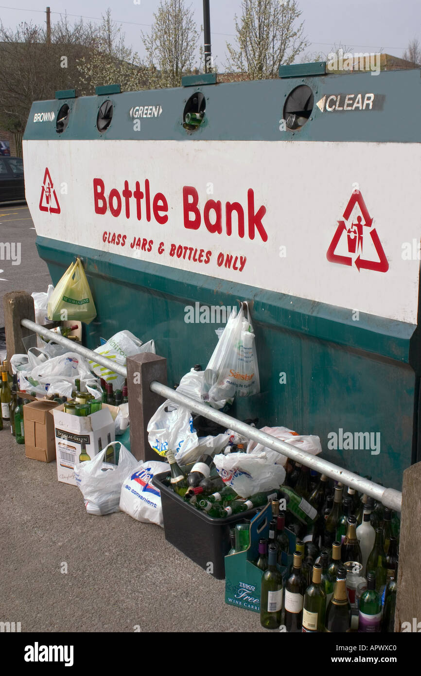 Bac à conteneurs de la banque de bouteilles avec trop-plein de verre Banque D'Images