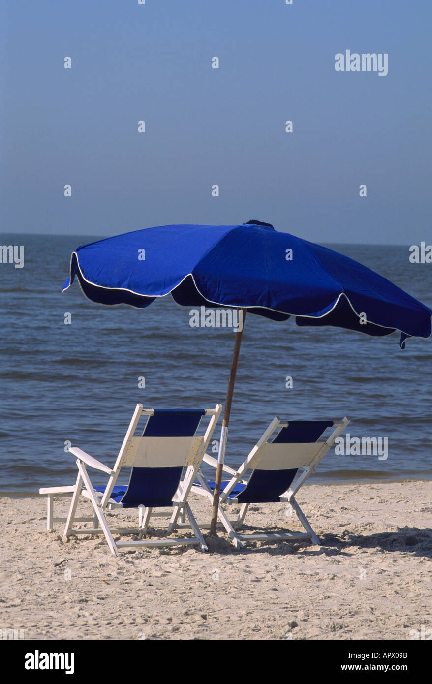 Scène de plage de la côte du golfe avec chaise et parasol Banque D'Images