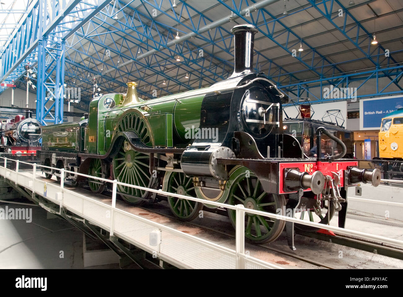 Stirling seul pas de locomotive1 sur la platine à l'échelon national Railway Museum à York, Royaume-Uni Banque D'Images