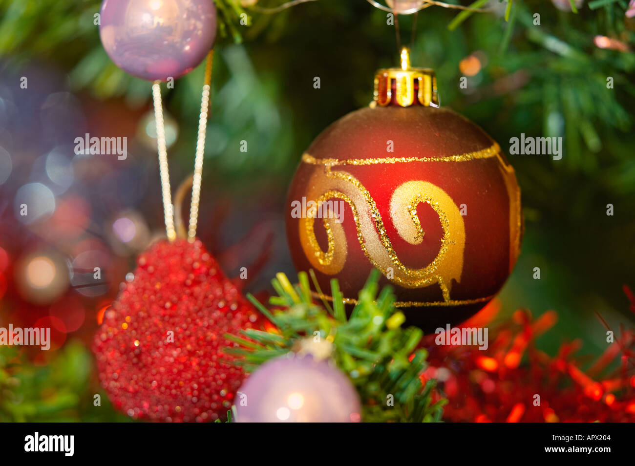 Sapin de Noël avec des décorations de boules rouges, gros plan Banque D'Images Sapin de Noël avec des décorations de boules rouges, gros plan Banque D'Images
