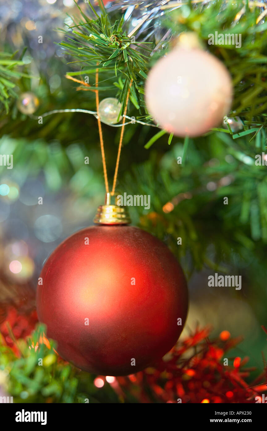 Décorations boules de Noël avec les guirlandes Banque D'Images