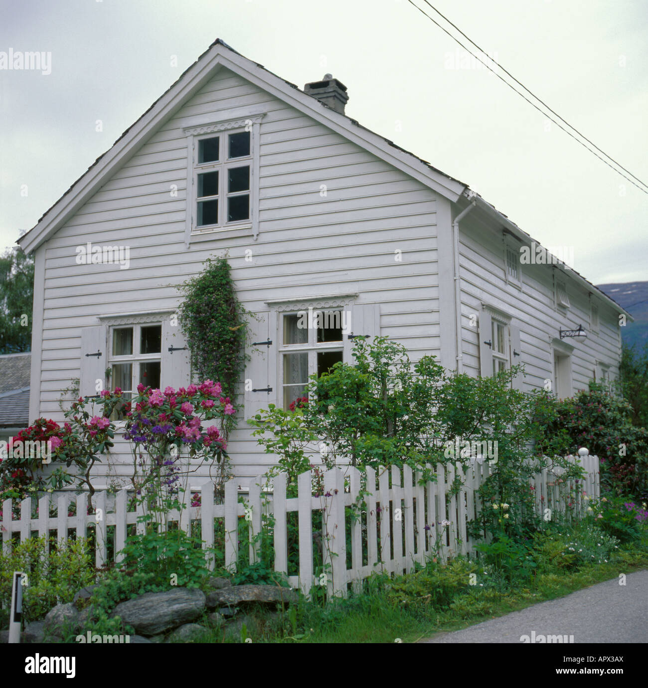 Maison en bois blanc norvégien et le jardin, Olden, Innvikfjord, un bras du fjord de Sogn og Fjordane, en Norvège. Banque D'Images