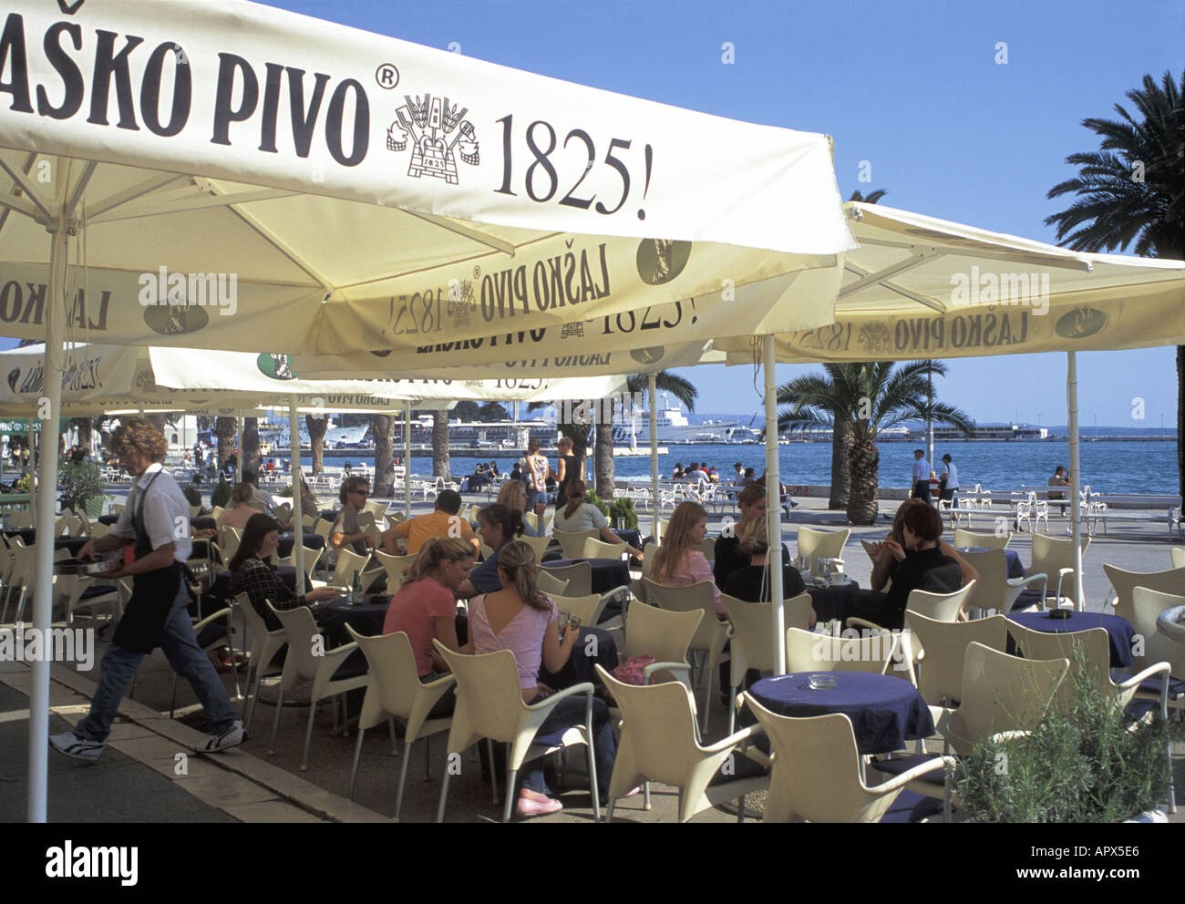Manger les touristes à Riva waterfront restaurant Split Croatie Banque D'Images