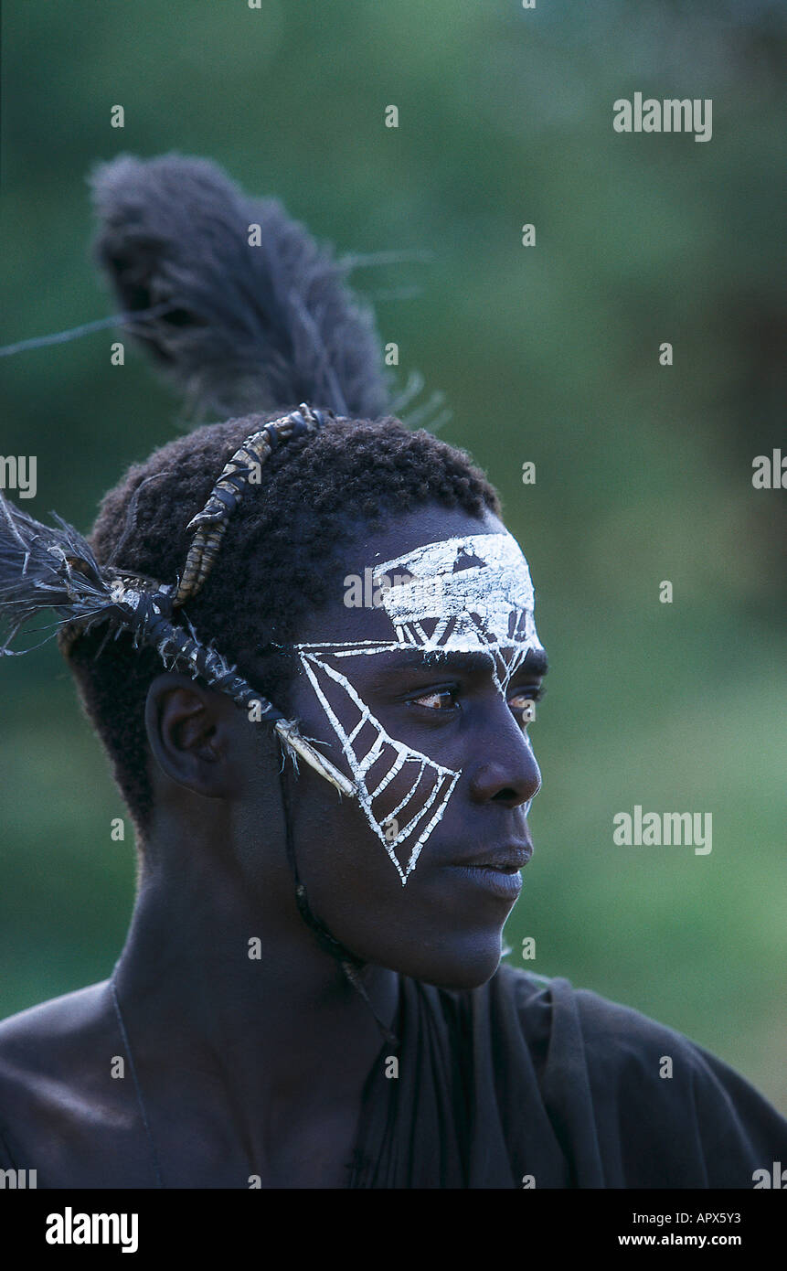 Jeune Massai Tribesman avec peinture du visage traditionnels, la Tanzanie, Afrika Banque D'Images
