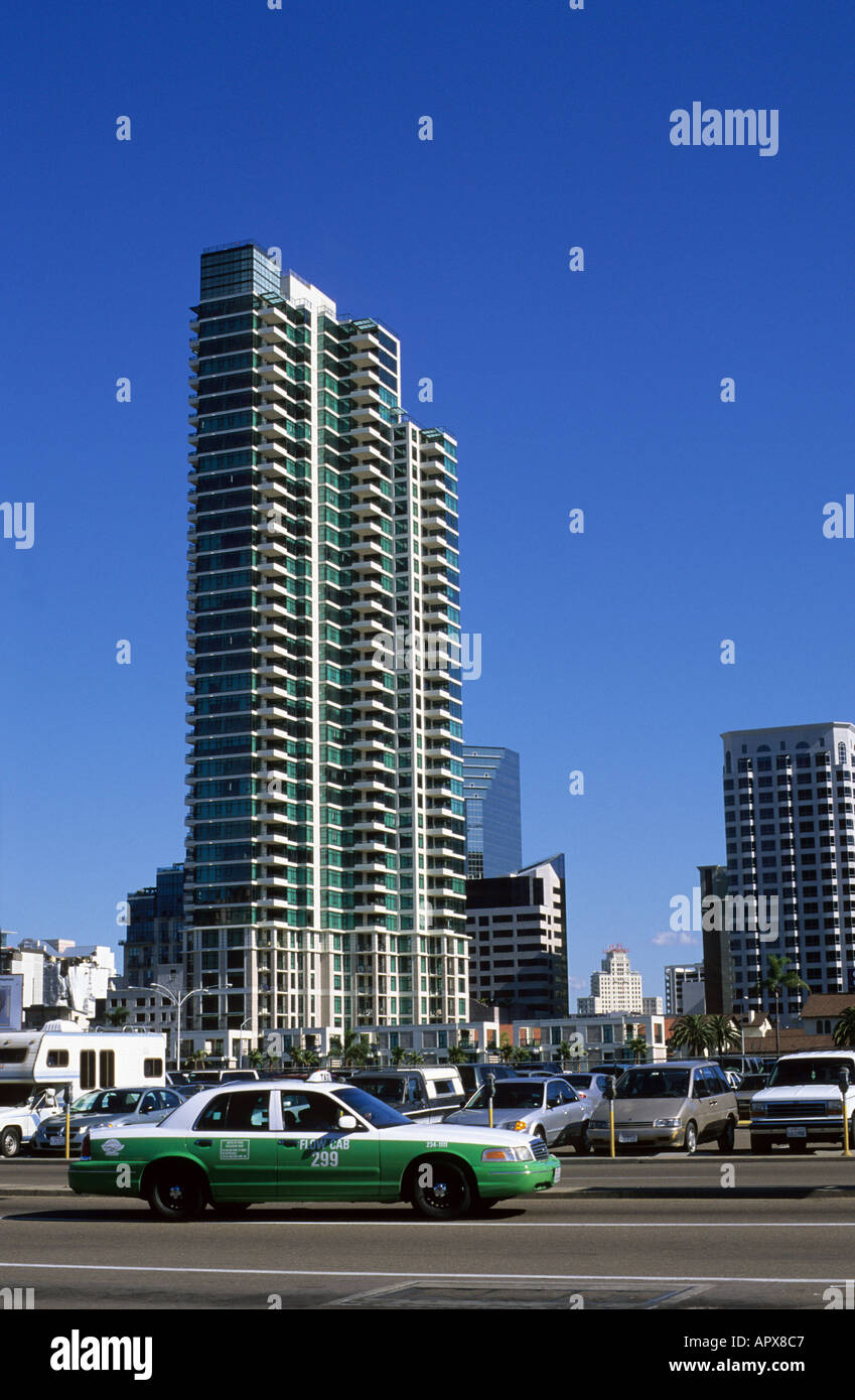 Un taxi conduit par des tours d'immeubles en copropriété appartement à San Diego en Californie Banque D'Images